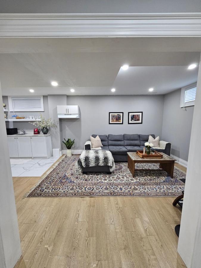 Basement Apartment In Luxury Beach House تورونتو المظهر الخارجي الصورة
